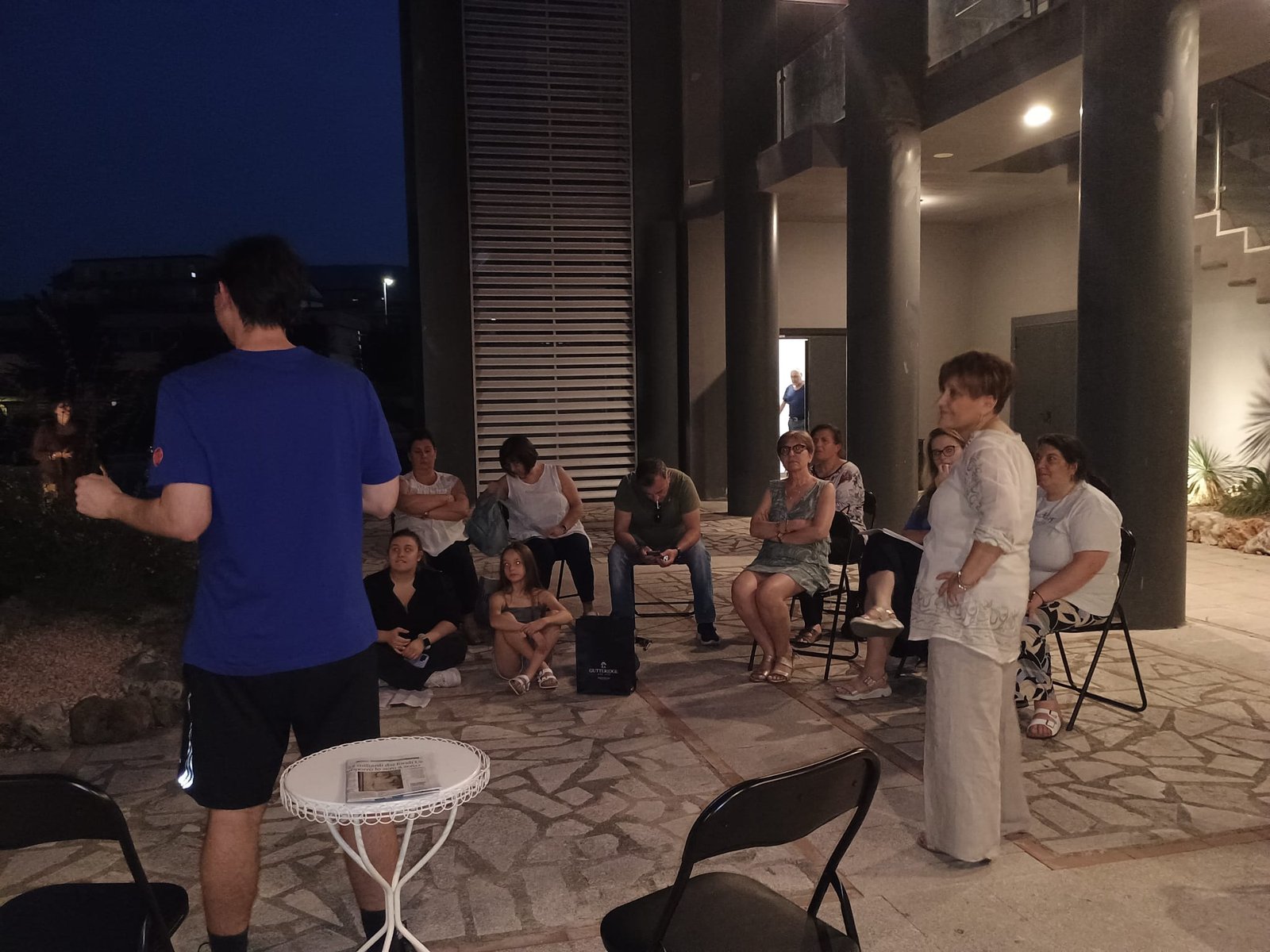 Il gruppo adulti durante un esercizio teatrale all’aperto