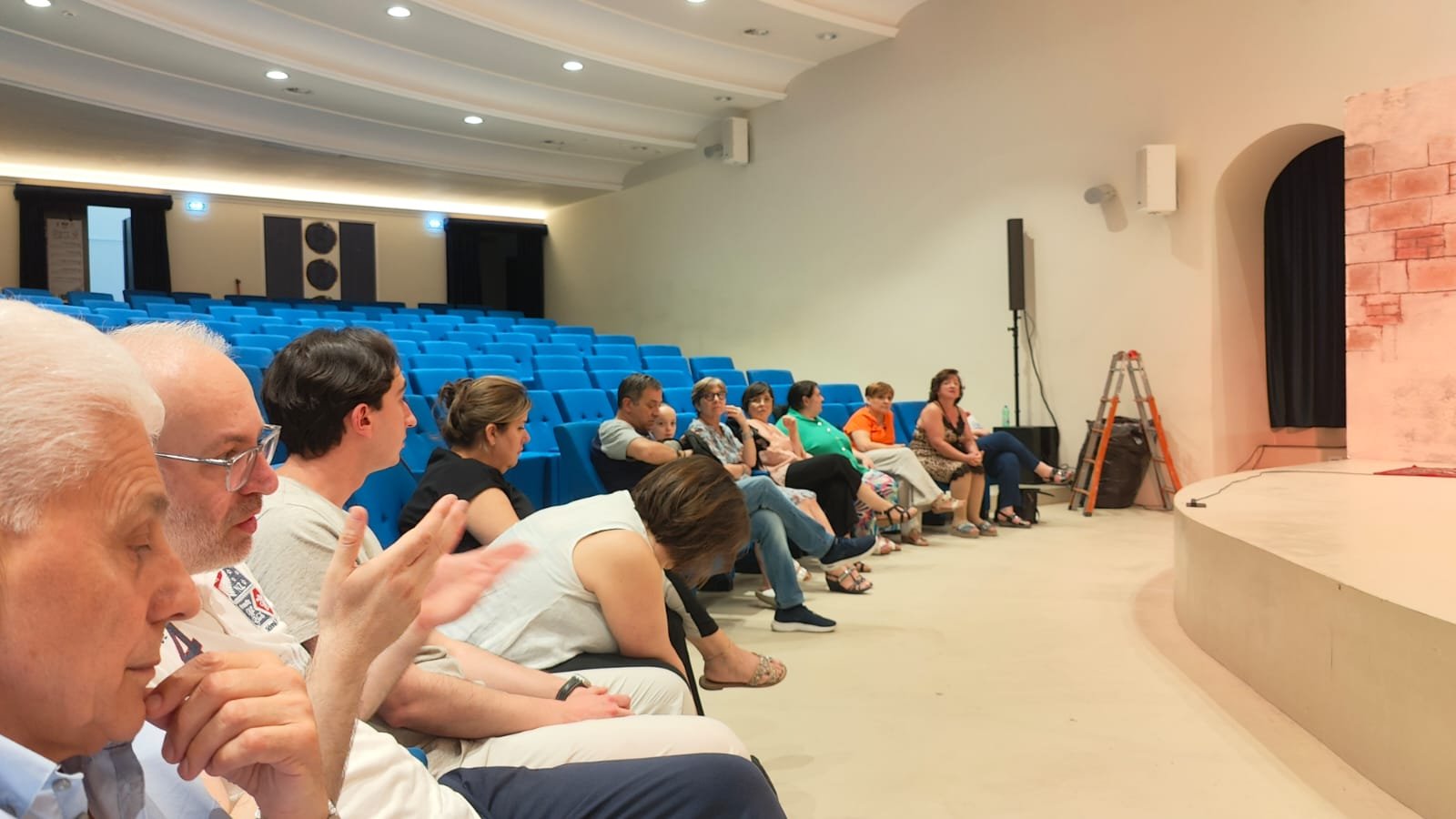 Un momento di confronto durante le prove del laboratorio adulti