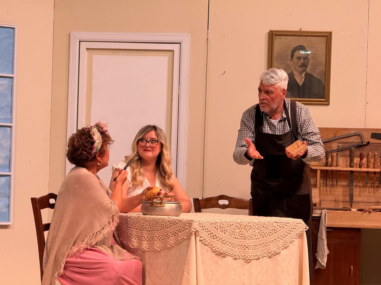 Tre interpreti adulti durante una scena teatrale