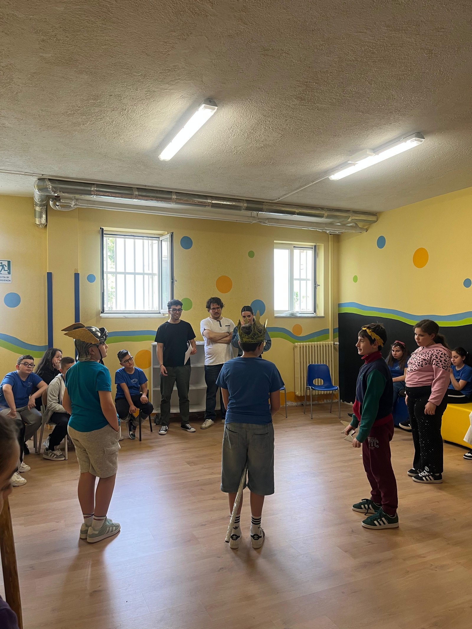 Bambini e ragazzi durante un gioco teatrale di gruppo